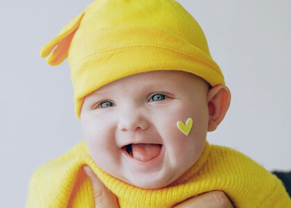 Baby i gul genser - Klikk for stort bilde