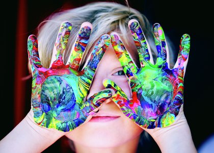 Barn hender farger - Klikk for stort bilde
