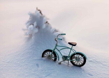 Liten sykkel i snø - Klikk for stort bilde