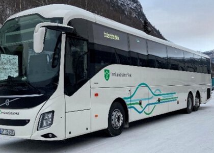 Bilde av ny buss med Innlandstrafikk profil i vinterlandskap - Klikk for stort bilde
