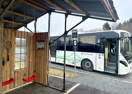 Buss utenfor leskur på Resirkula - Klikk for stort bilde